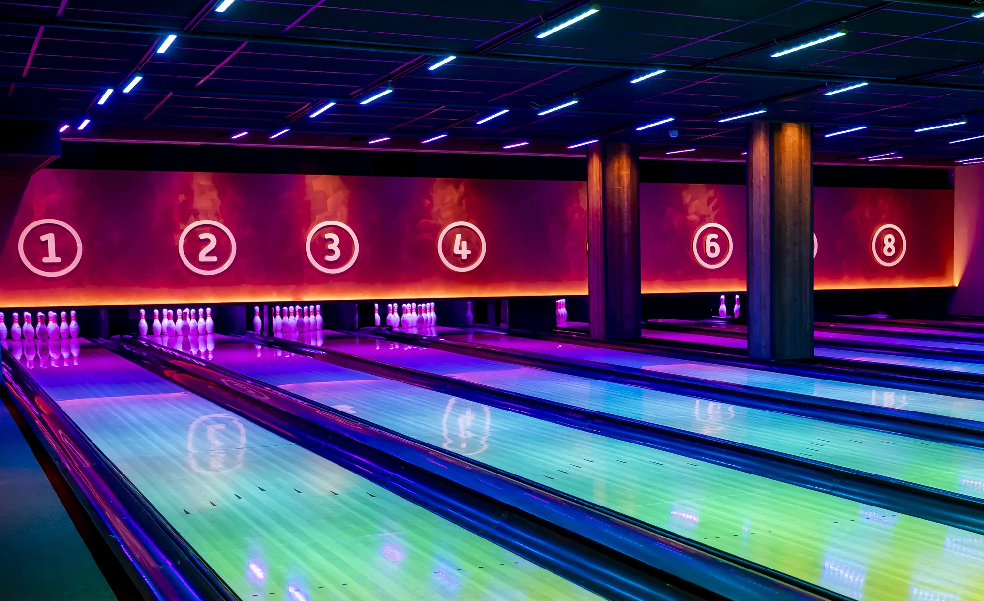 De verlichte bowlingbanen bij Franky’s Hoorn