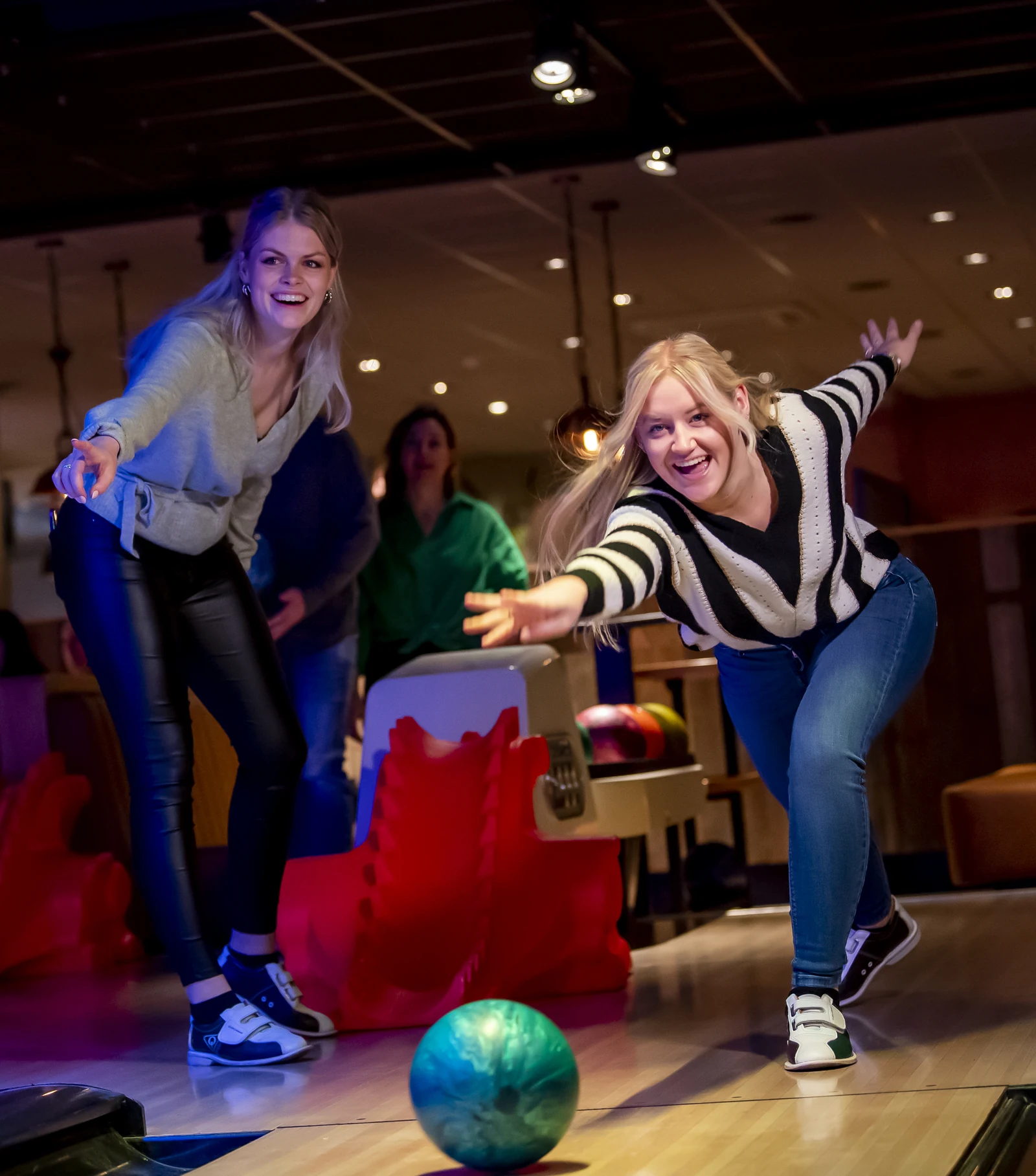Vriendinnen op de bowlingbaan bij Franky’s Hoorn