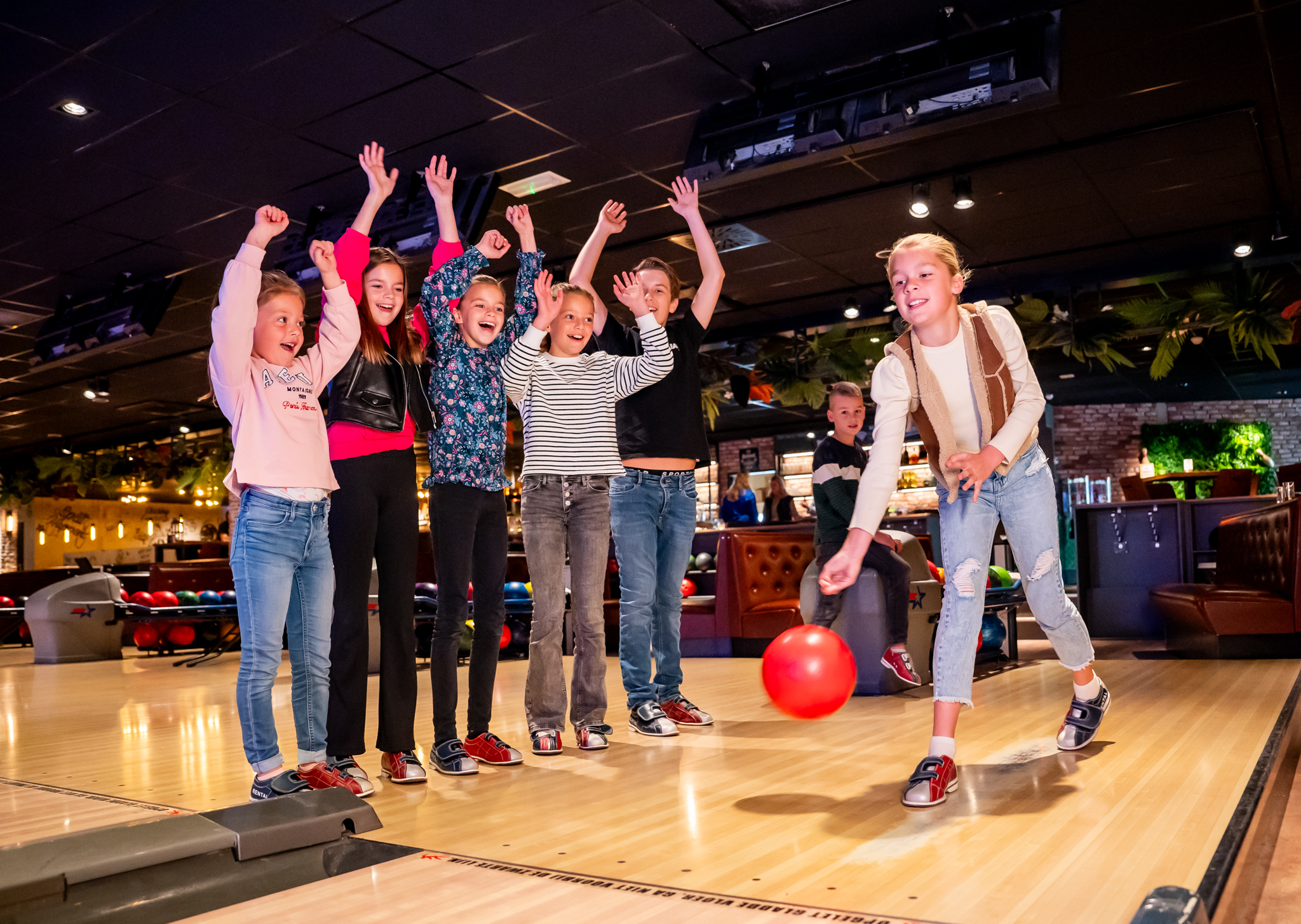 Kinderen juichen tijdens een bowlingfeestje bij Franky's Nieuwegein