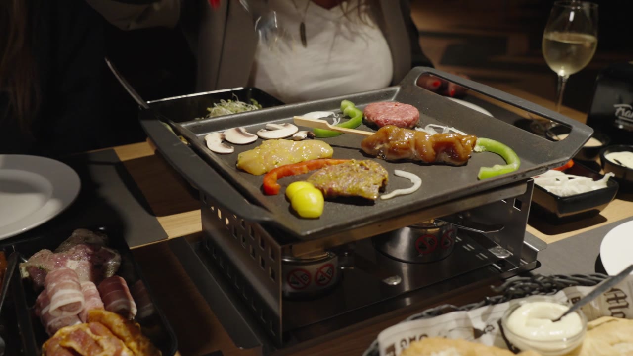 Samen grillen aan tafel bij Franky’s Delft
